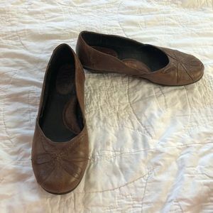GUC BORN Brown Leather Flats W/Flower Toe, Sz 7.5M